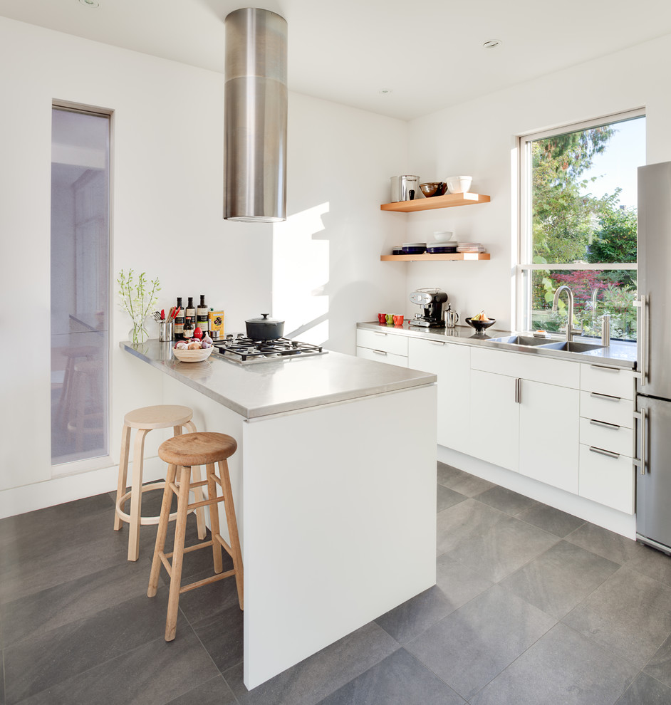 На фото: параллельная кухня в современном стиле с двойной мойкой, плоскими фасадами, белыми фасадами и окном