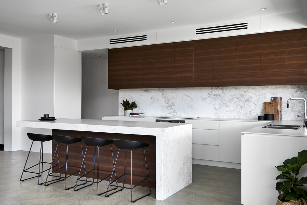 Große Moderne Küche mit Doppelwaschbecken, hellbraunen Holzschränken, Marmor-Arbeitsplatte, Küchenrückwand in Weiß, Rückwand aus Marmor, Betonboden und Kücheninsel in Sydney