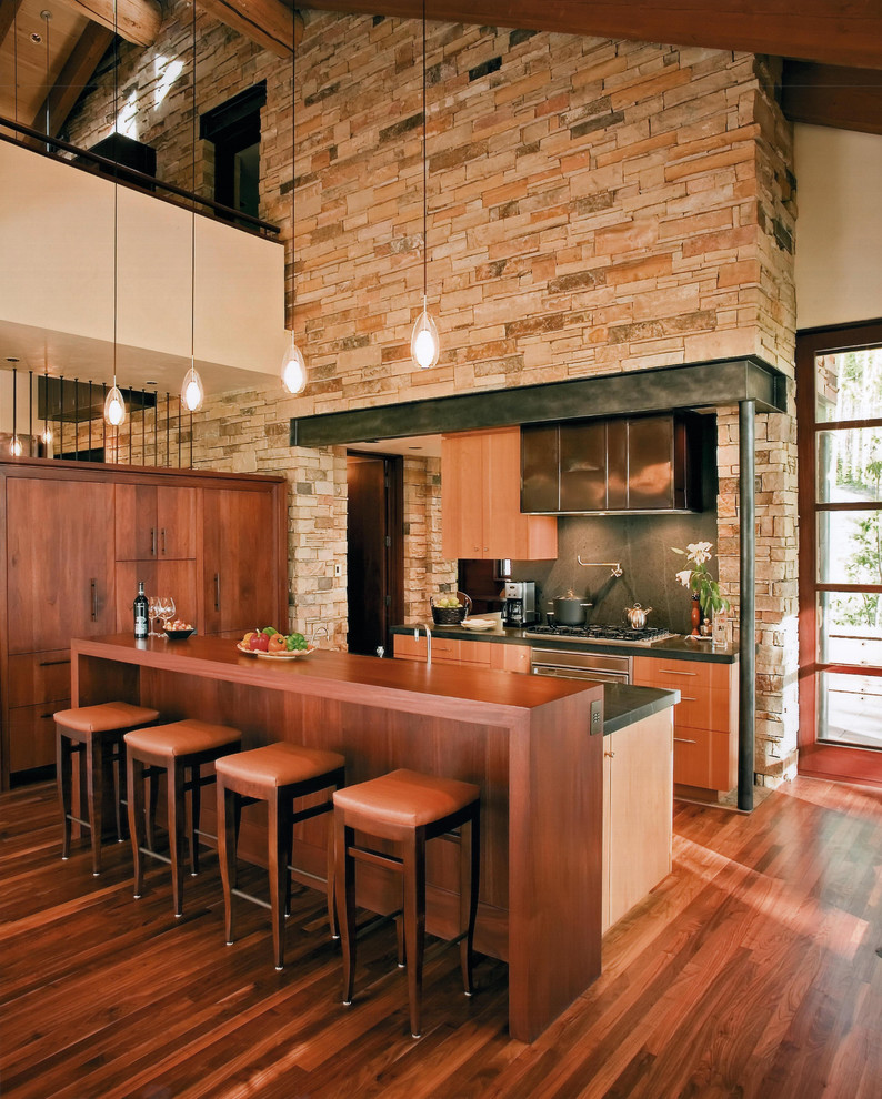 Immagine di una cucina contemporanea di medie dimensioni con ante lisce, paraspruzzi grigio, elettrodomestici da incasso, ante in legno scuro, parquet scuro e pavimento marrone