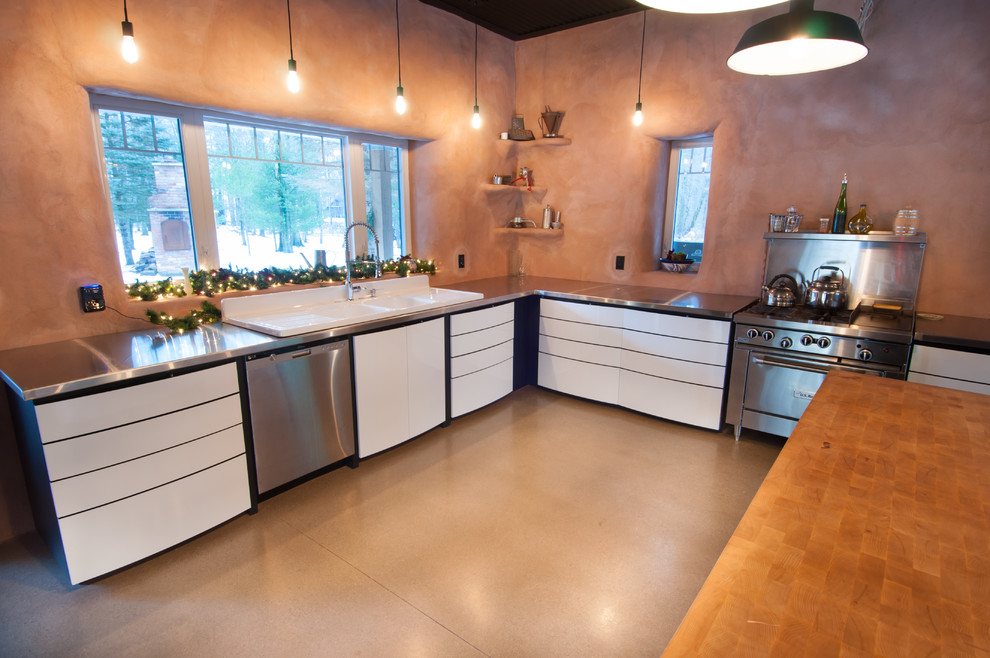 Kitchen - eclectic kitchen idea in Toronto