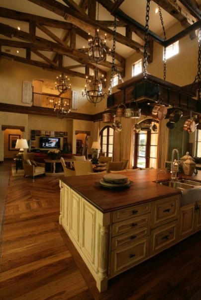 Imagen de cocina de estilo de casa de campo abierta con fregadero sobremueble, puertas de armario con efecto envejecido, encimera de madera y electrodomésticos con paneles