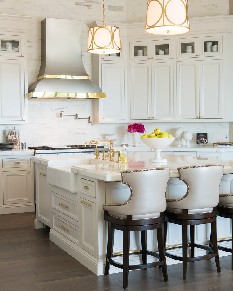 Exempel på ett mellanstort klassiskt kök, med en rustik diskho, luckor med profilerade fronter, vita skåp, vitt stänkskydd, rostfria vitvaror, mörkt trägolv, en köksö, marmorbänkskiva, brunt golv och stänkskydd i sten