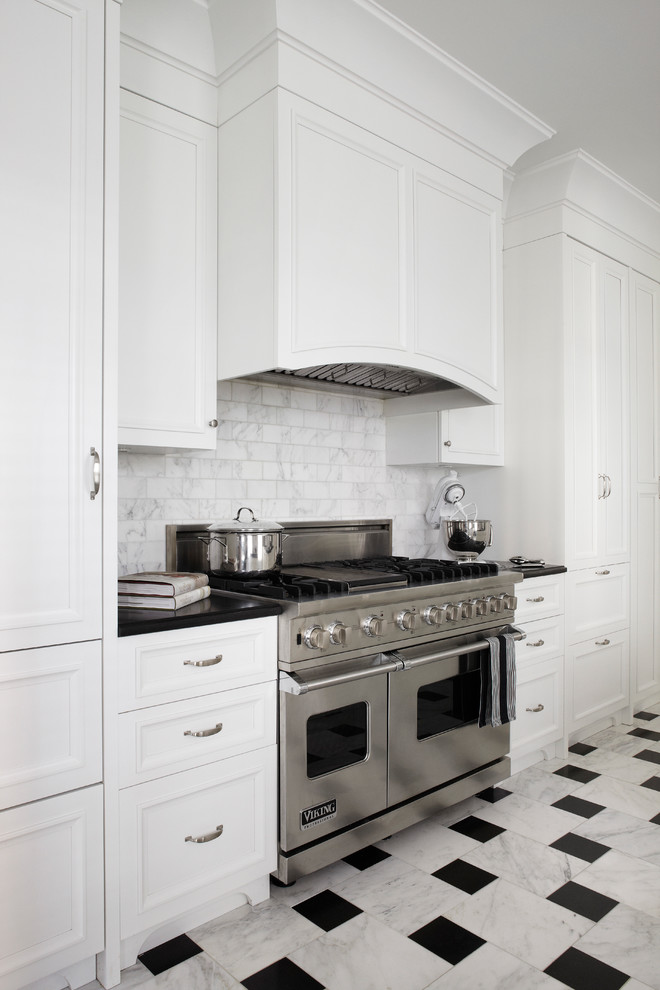 Idéer för stora vintage svart kök och matrum, med luckor med infälld panel, vita skåp, bänkskiva i onyx, grått stänkskydd, stänkskydd i marmor, rostfria vitvaror, marmorgolv, en köksö och flerfärgat golv