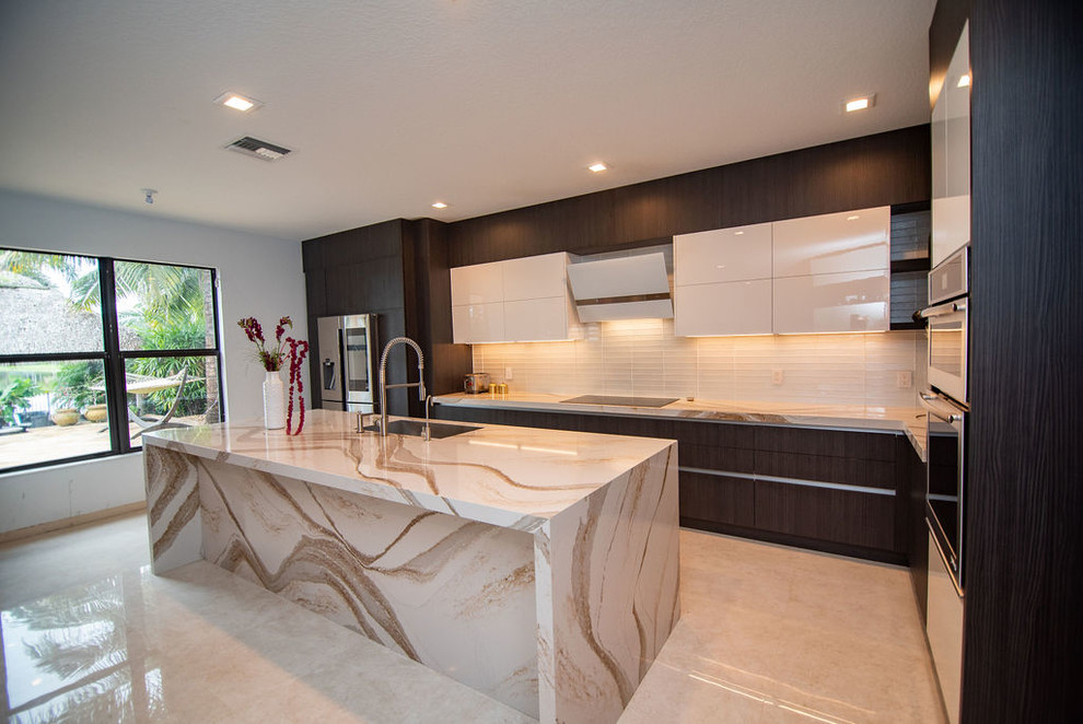 Foto på ett mellanstort funkis flerfärgad kök, med en undermonterad diskho, släta luckor, bruna skåp, bänkskiva i kvarts, vitt stänkskydd, stänkskydd i glaskakel, rostfria vitvaror, klinkergolv i porslin, en köksö och vitt golv