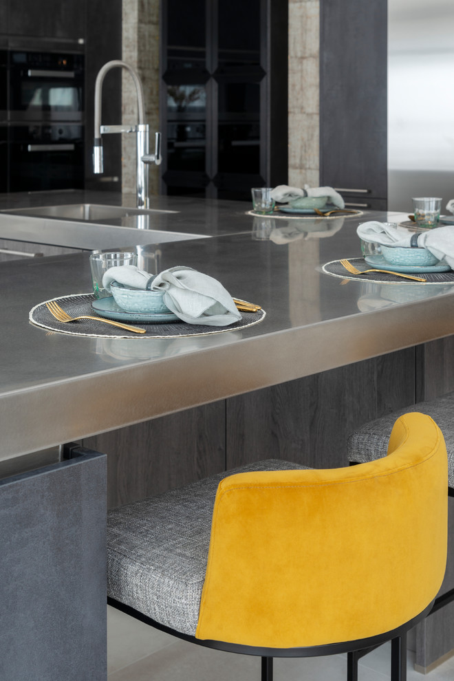 Offene, Große Moderne Küche in U-Form mit flächenbündigen Schrankfronten, grauen Schränken und Kücheninsel in Buckinghamshire