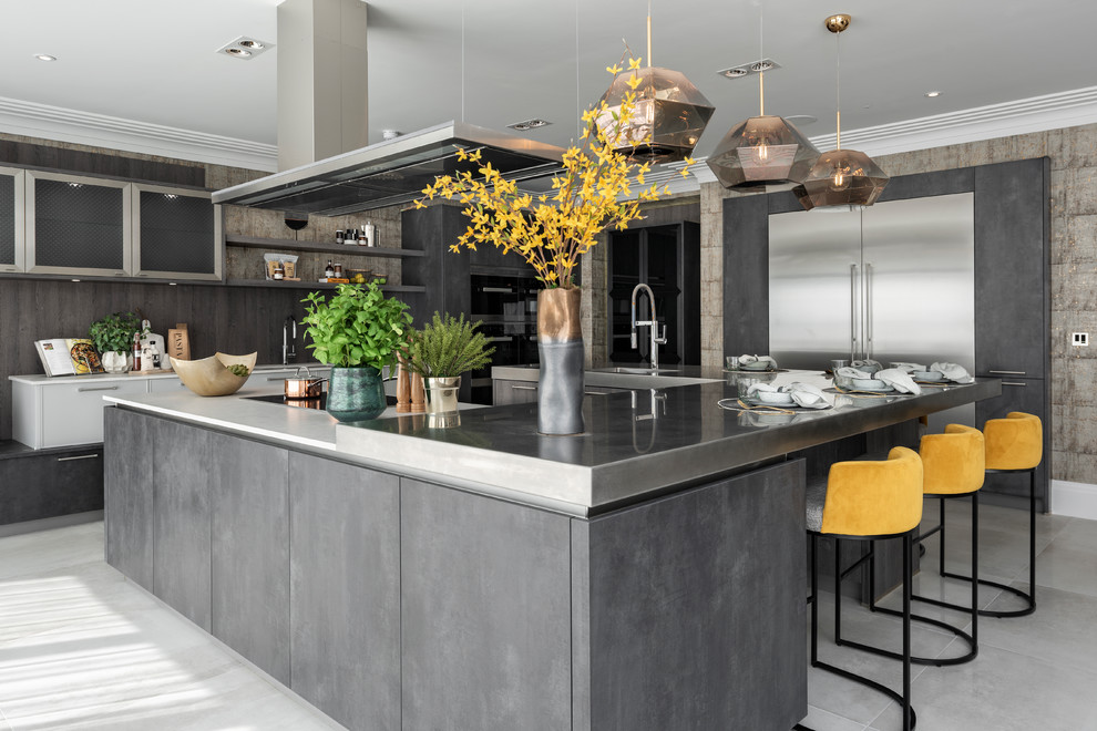 Стильный дизайн: большая п-образная кухня-гостиная в современном стиле с плоскими фасадами, серыми фасадами и островом - последний тренд