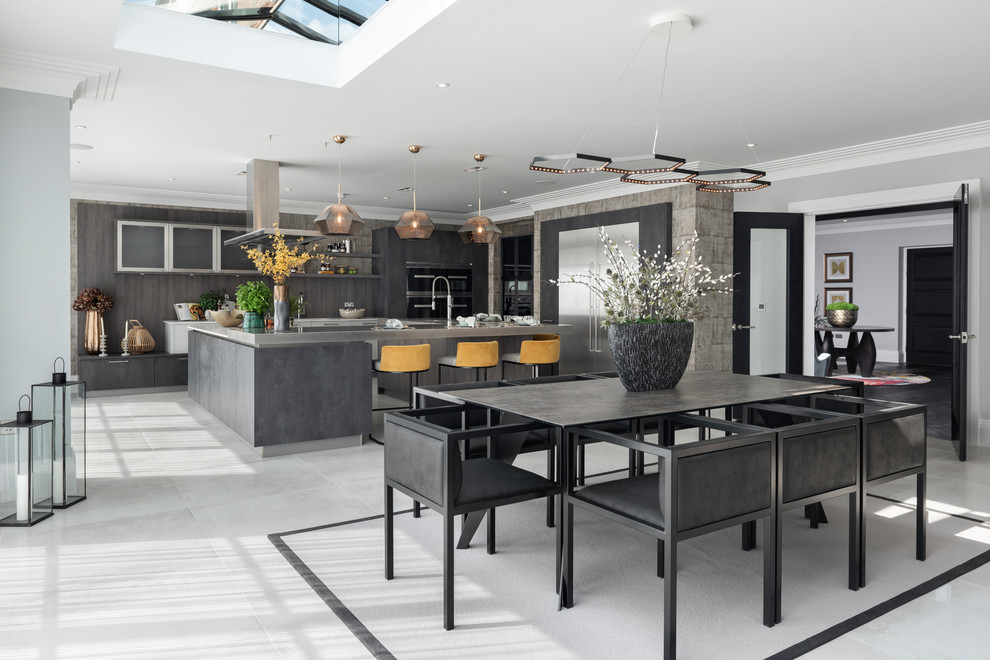 Offene, Große Moderne Küche in U-Form mit flächenbündigen Schrankfronten, grauen Schränken und Kücheninsel in Buckinghamshire