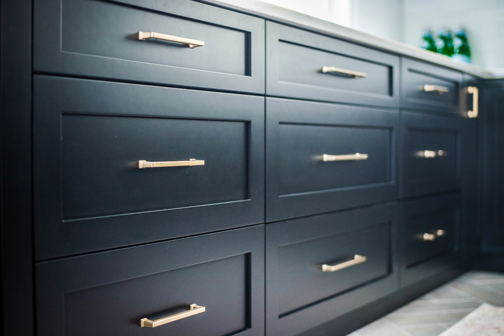 Imagen de armario y vestidor tradicional renovado con armarios estilo shaker, puertas de armario negras, suelo de baldosas de porcelana y suelo gris