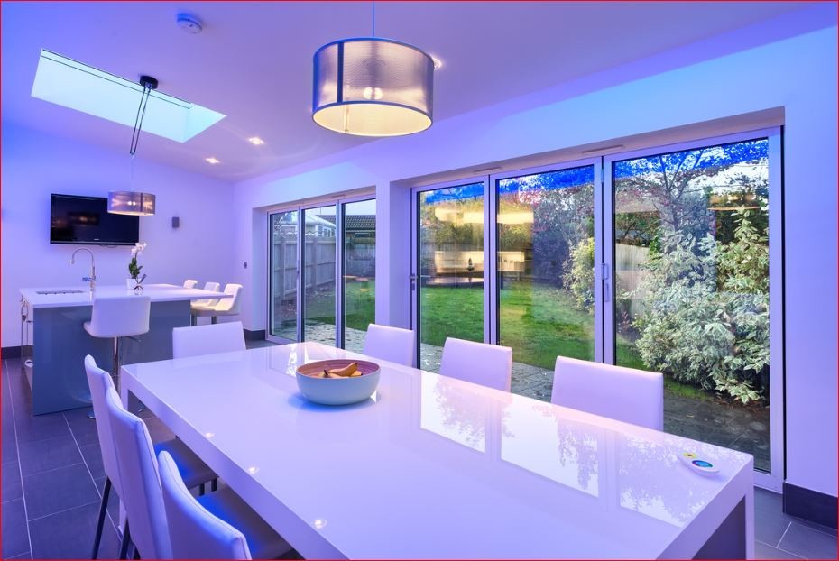 Bild på ett mellanstort funkis kök, med en nedsänkt diskho, släta luckor, blå skåp, vitt stänkskydd, stänkskydd i stickkakel, rostfria vitvaror, klinkergolv i keramik och en köksö