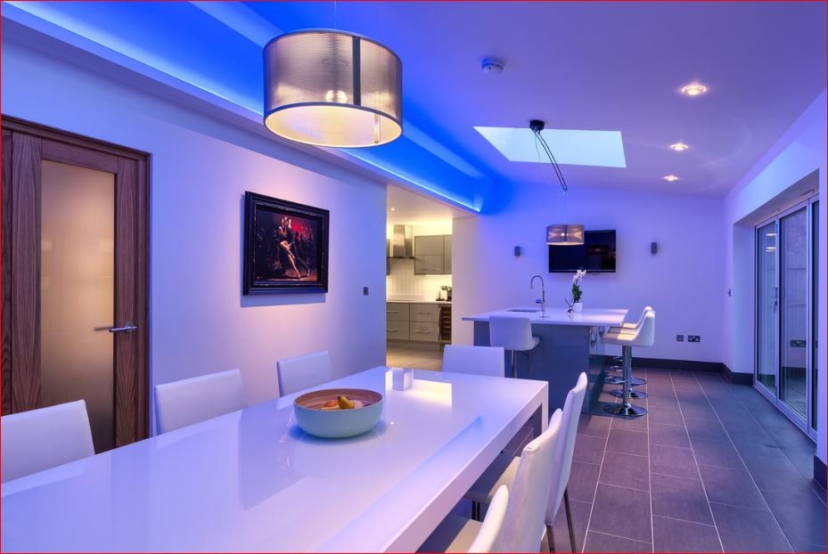 Foto på ett mellanstort funkis kök, med en nedsänkt diskho, släta luckor, blå skåp, vitt stänkskydd, stänkskydd i stickkakel, rostfria vitvaror, klinkergolv i keramik och en köksö