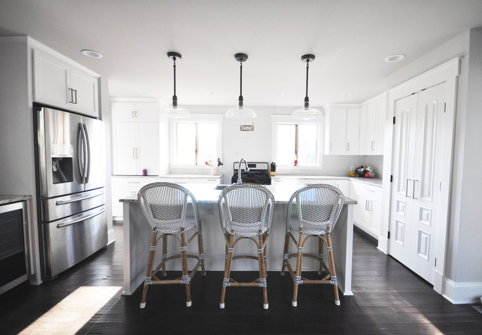 Exempel på ett mellanstort klassiskt kök, med en undermonterad diskho, skåp i shakerstil, vita skåp, granitbänkskiva, rostfria vitvaror, mellanmörkt trägolv, en köksö och brunt golv