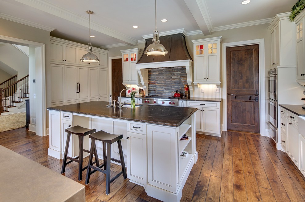 Example of an ornate kitchen design in Minneapolis