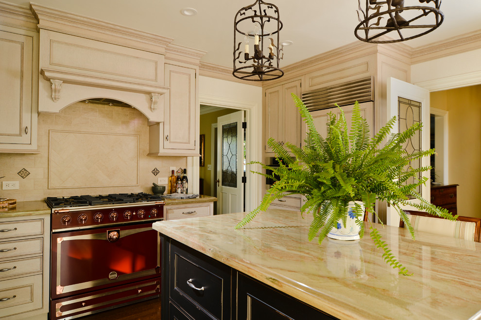 Imagen de cocina clásica con armarios con rebordes decorativos, puertas de armario beige, salpicadero beige y electrodomésticos de colores