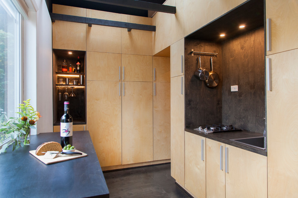 Bild på ett litet funkis linjärt kök och matrum, med plywoodgolv