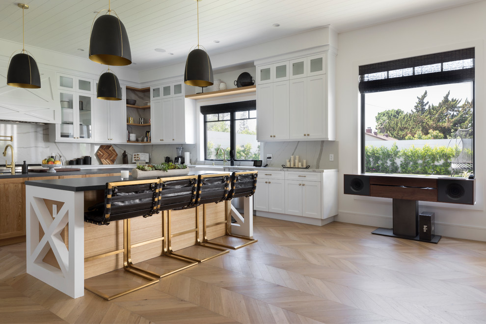 Idee per una cucina chic con pavimento in legno massello medio e pavimento marrone