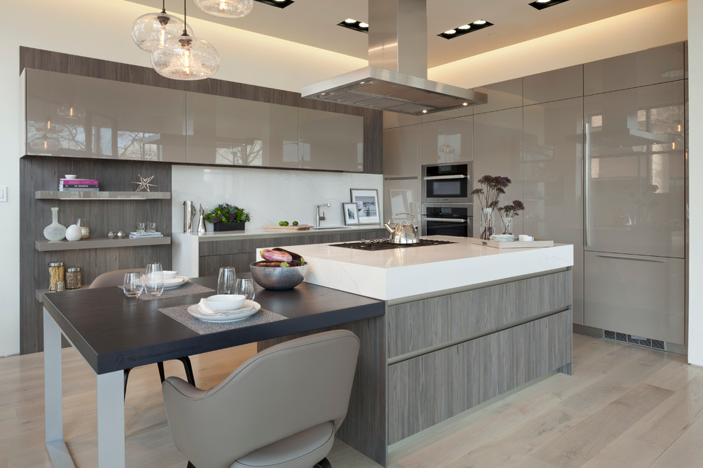 Esempio di una cucina moderna con ante lisce, paraspruzzi bianco, parquet chiaro, lavello sottopiano, ante beige, paraspruzzi in lastra di pietra e elettrodomestici da incasso