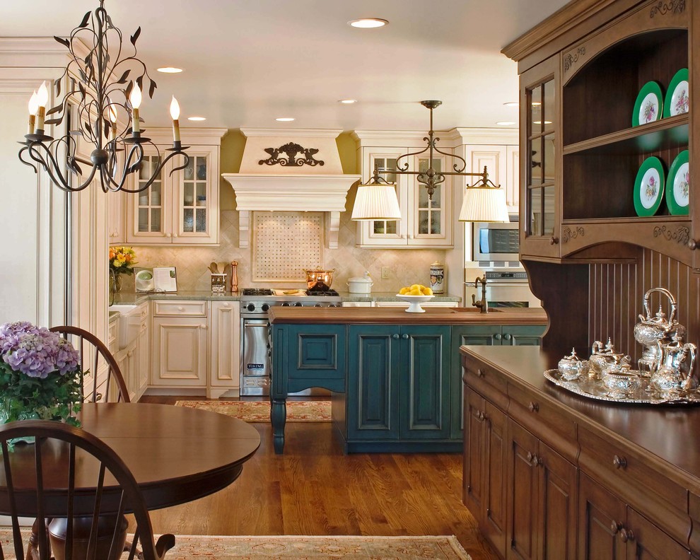Стильный дизайн: кухня в классическом стиле с деревянной столешницей и двухцветным гарнитуром - последний тренд