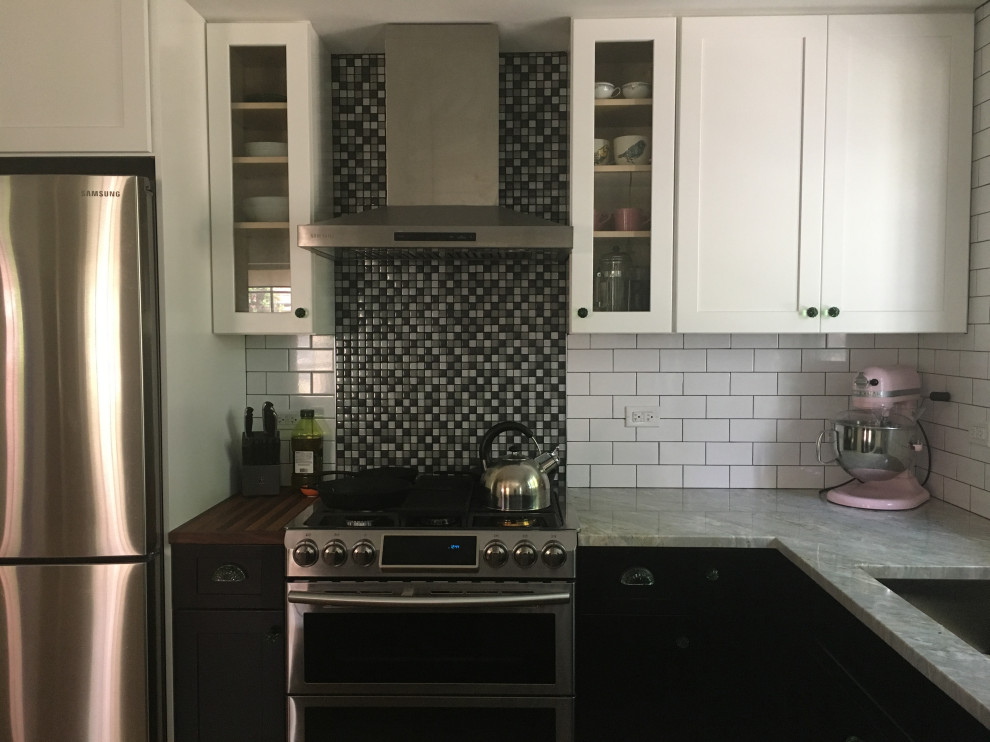 Inredning av ett modernt mellanstort grå grått kök, med en enkel diskho, skåp i shakerstil, vita skåp, bänkskiva i kvartsit, vitt stänkskydd, stänkskydd i tunnelbanekakel, rostfria vitvaror, mellanmörkt trägolv, en halv köksö och brunt golv