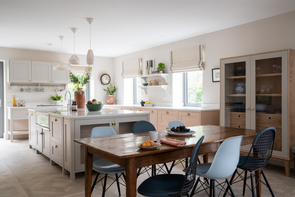 Immagine di una grande cucina scandinava con lavello stile country, ante in stile shaker, top in superficie solida, pavimento in gres porcellanato e top bianco