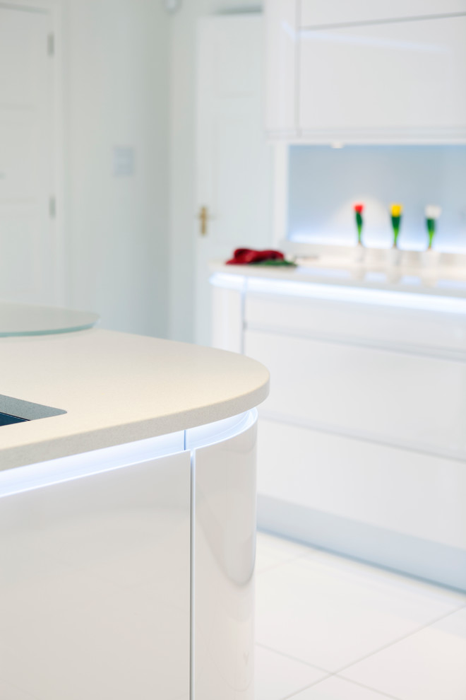Immagine di una cucina minimal di medie dimensioni con lavello a doppia vasca, ante lisce, ante bianche, top in vetro riciclato, paraspruzzi bianco, paraspruzzi con lastra di vetro, pavimento con piastrelle in ceramica e pavimento bianco