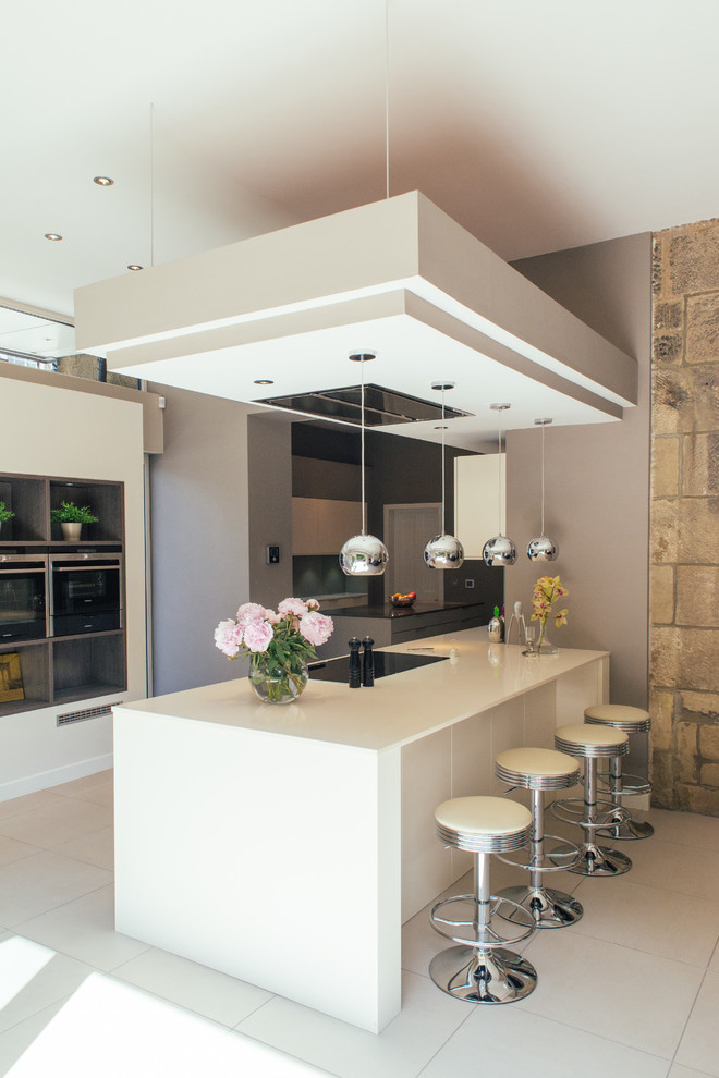 Idée de décoration pour une cuisine design avec un placard sans porte et un plan de travail en surface solide.