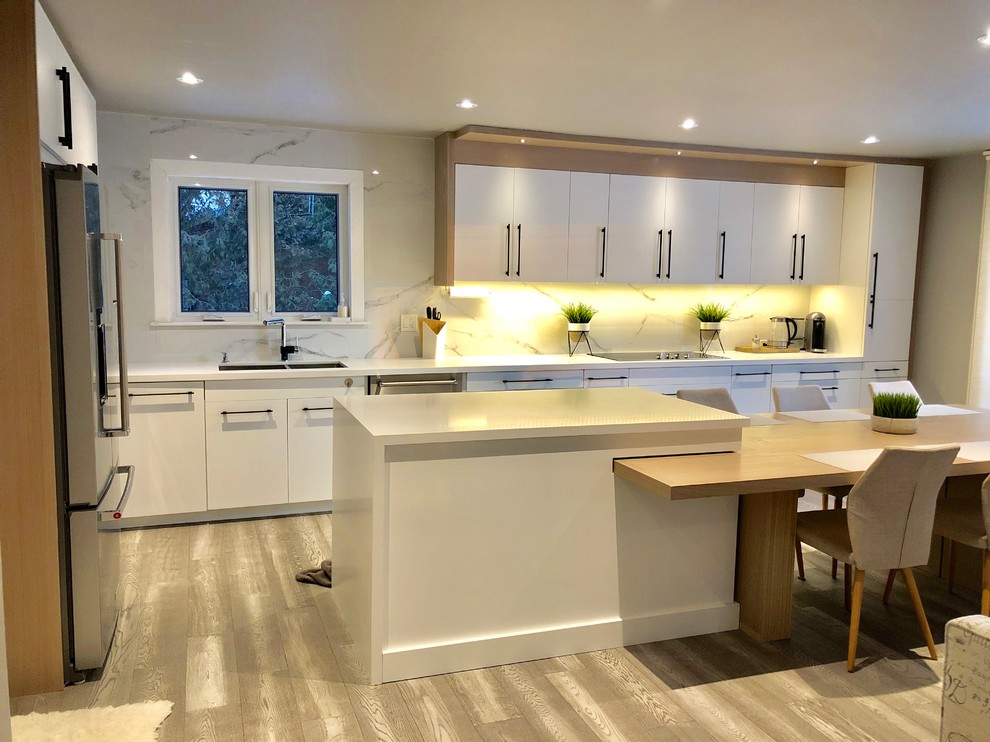 Modern inredning av ett mellanstort kök, med en dubbel diskho, släta luckor, vita skåp, bänkskiva i kvarts, vitt stänkskydd, stänkskydd i sten, rostfria vitvaror, ljust trägolv, en köksö och grått golv