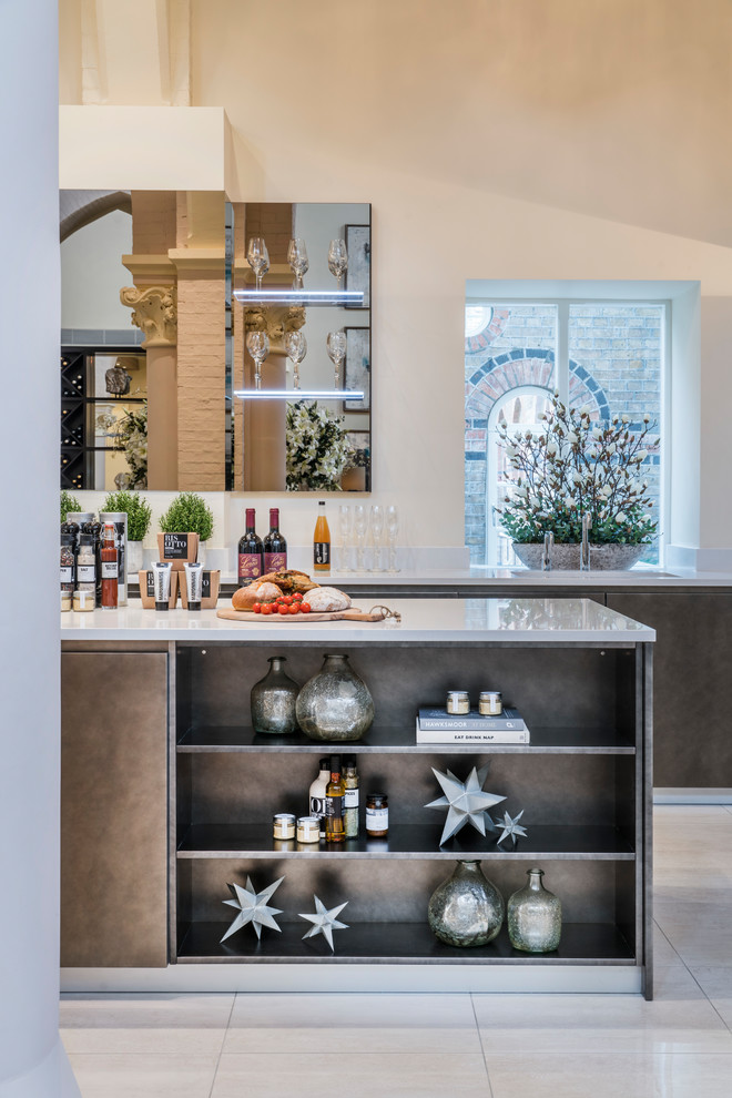 Mittelgroße Moderne Küche mit flächenbündigen Schrankfronten, Edelstahlfronten und weißem Boden in Berkshire