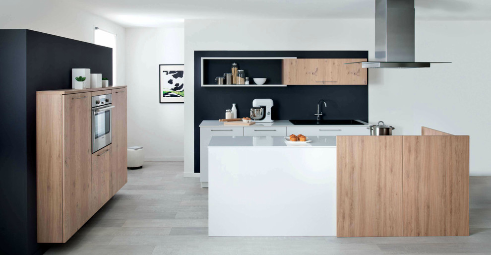 Idee per una piccola cucina minimalista con ante lisce, ante in legno chiaro, top in quarzite, elettrodomestici da incasso e pavimento con piastrelle in ceramica