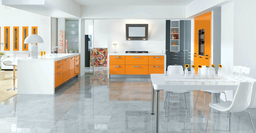 Immagine di una cucina ad ambiente unico moderna di medie dimensioni con lavello integrato, ante lisce, ante arancioni, top in quarzite, elettrodomestici da incasso, pavimento con piastrelle in ceramica e 2 o più isole