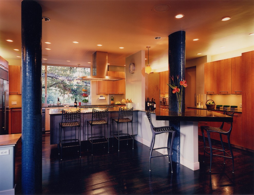 Offene, Große Moderne Küche in L-Form mit flächenbündigen Schrankfronten, hellen Holzschränken, Küchengeräten aus Edelstahl und dunklem Holzboden in San Francisco