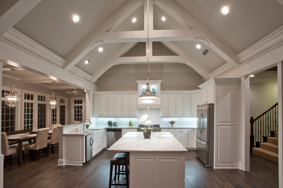 Exempel på ett mellanstort modernt vit vitt kök och matrum, med en rustik diskho, luckor med upphöjd panel, vita skåp, marmorbänkskiva, rostfria vitvaror, mörkt trägolv, en köksö och brunt golv