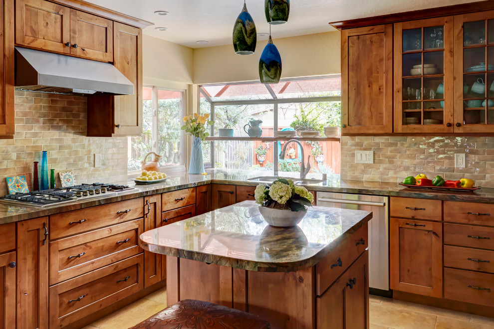 Exempel på ett rustikt kök, med en dubbel diskho, skåp i mellenmörkt trä, granitbänkskiva, beige stänkskydd och rostfria vitvaror