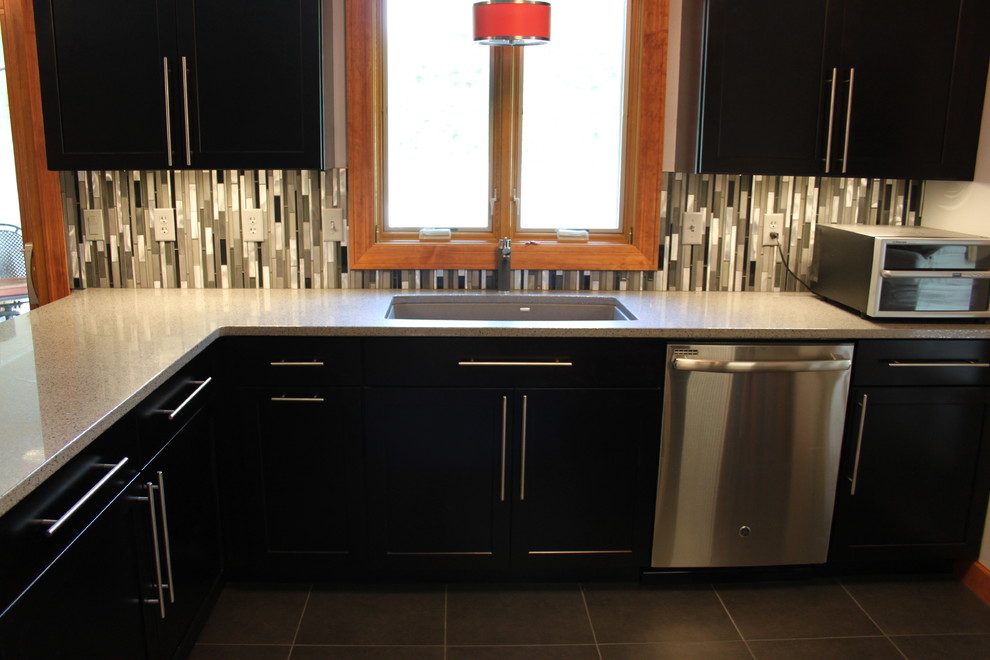 Example of a small trendy u-shaped porcelain tile eat-in kitchen design in Chicago with an undermount sink, shaker cabinets, dark wood cabinets, quartz countertops, metallic backsplash, metal backsplash, stainless steel appliances and a peninsula