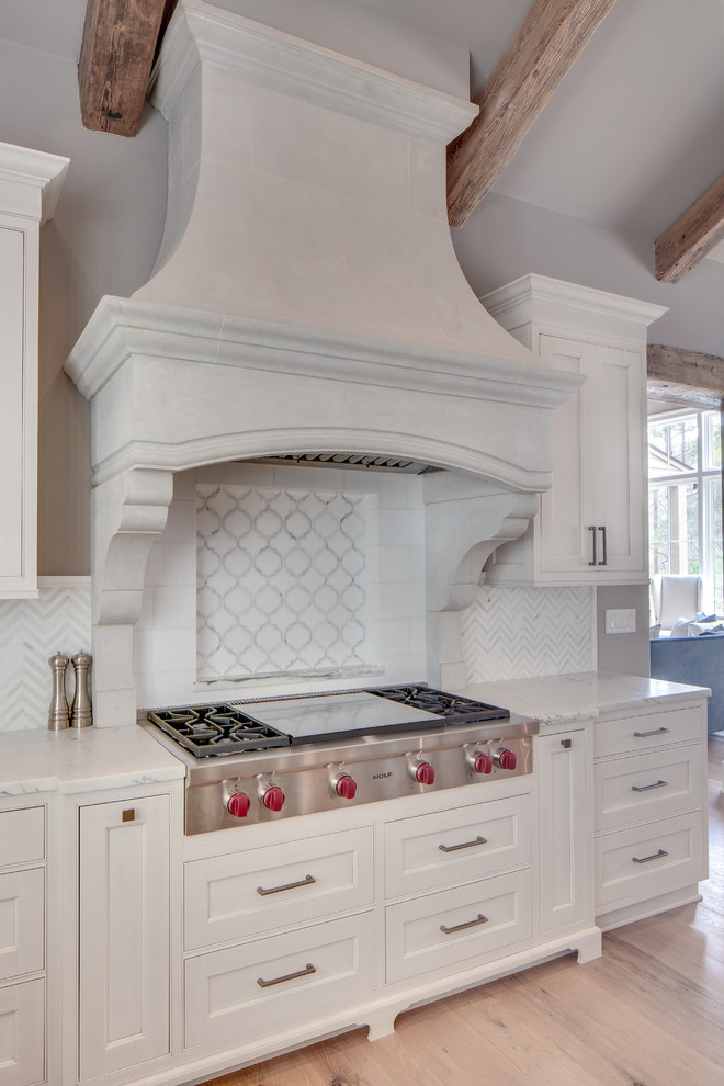 Idéer för att renovera ett mycket stort vintage u-kök, med luckor med profilerade fronter, vita skåp, marmorbänkskiva, vitt stänkskydd, stänkskydd i mosaik och en köksö