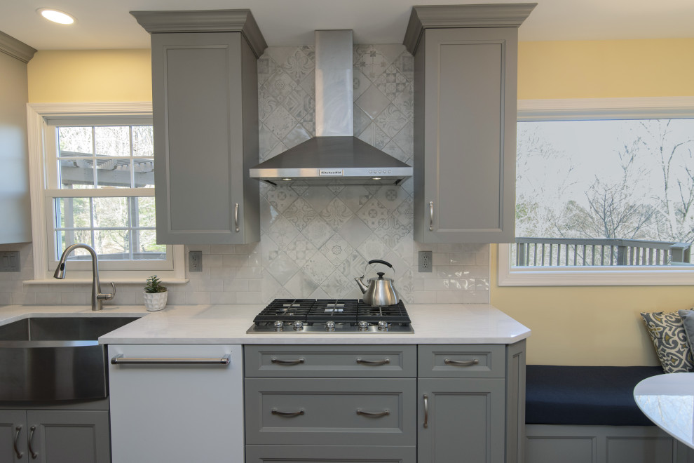 Idee per una grande cucina tradizionale con lavello stile country, ante con riquadro incassato, ante grigie, top in quarzite, paraspruzzi bianco, paraspruzzi con piastrelle diamantate, elettrodomestici bianchi, parquet scuro, pavimento marrone e top bianco