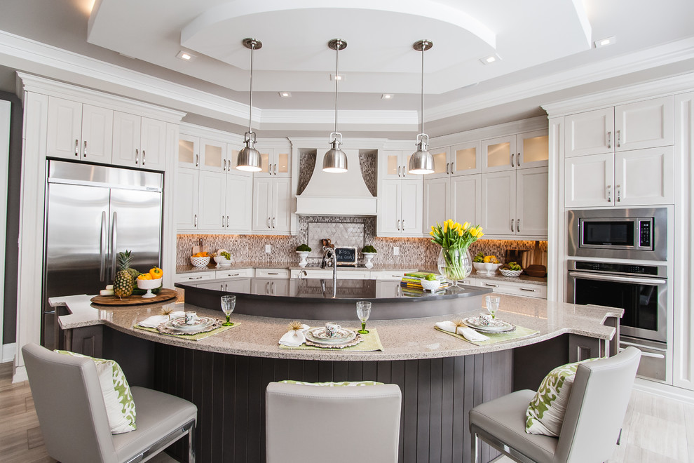 Exempel på ett stort klassiskt linjärt kök med öppen planlösning, med vita skåp, en köksö, luckor med infälld panel, bänkskiva i kvarts, flerfärgad stänkskydd, rostfria vitvaror och beiget golv