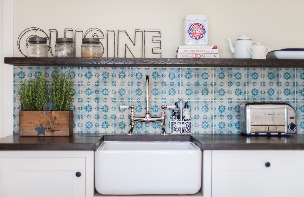 Geräumige Stilmix Wohnküche in U-Form mit flächenbündigen Schrankfronten, beigen Schränken, Kücheninsel und grauer Arbeitsplatte in Surrey