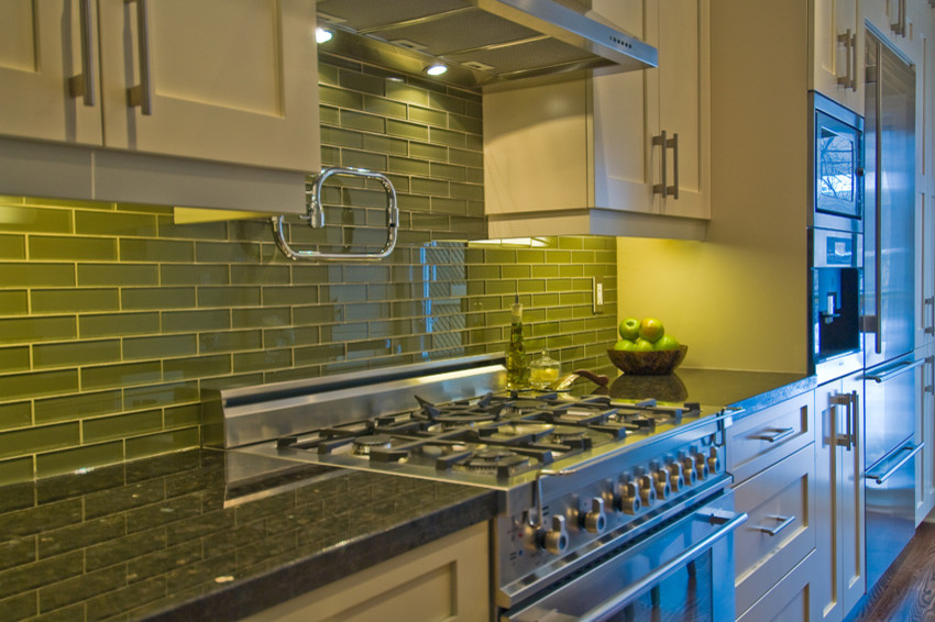 Example of an eclectic kitchen design in Toronto