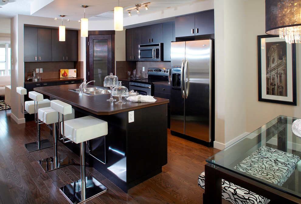 Moderne Küche mit Küchengeräten aus Edelstahl in Calgary