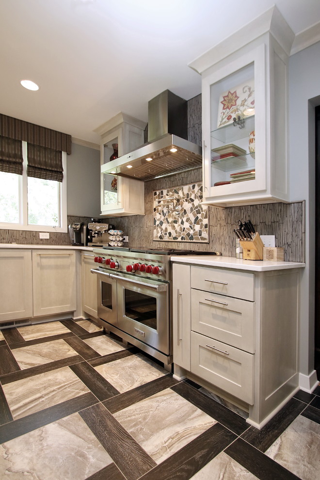 Klassische Küche mit flächenbündigen Schrankfronten, Küchenrückwand in Grau, Rückwand aus Steinfliesen, Küchengeräten aus Edelstahl und Porzellan-Bodenfliesen in Sonstige