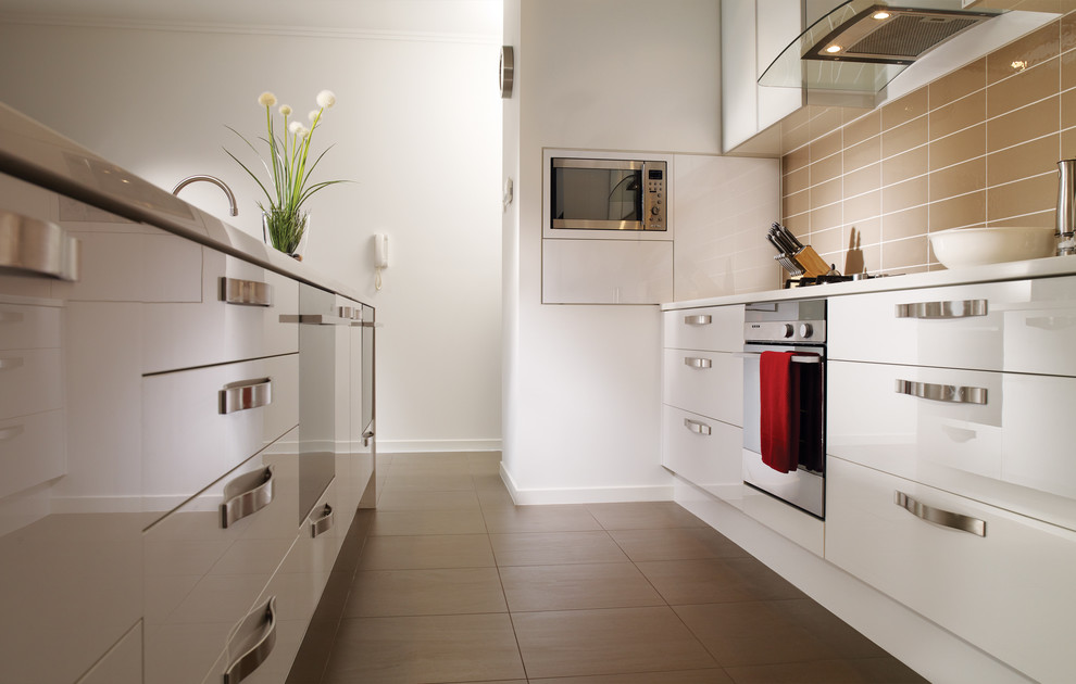 Esempio di un cucina con isola centrale moderno con ante bianche, paraspruzzi marrone, elettrodomestici in acciaio inossidabile e pavimento con piastrelle in ceramica