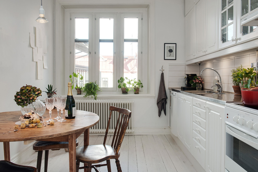 Inspiration for a modern kitchen remodel in Gothenburg