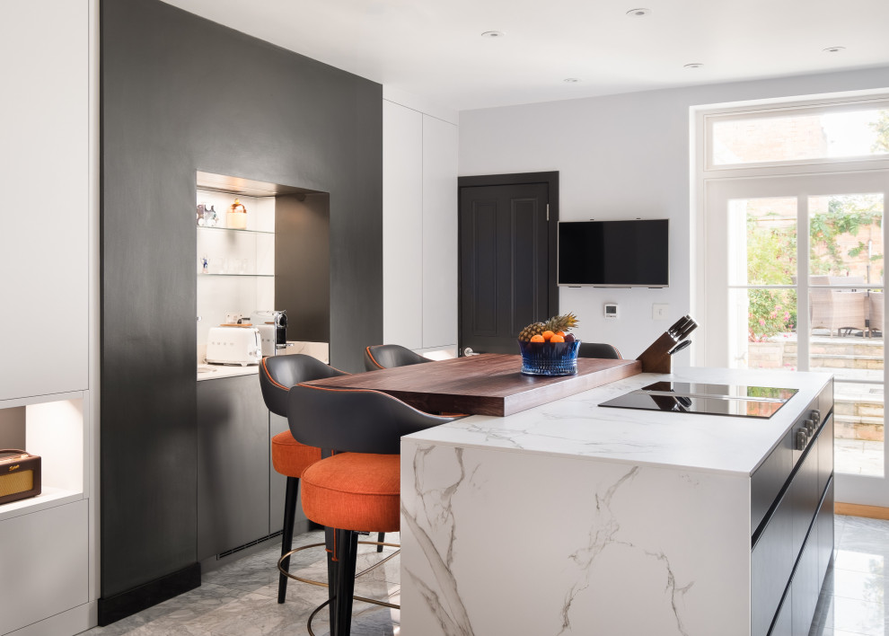 Idee per una cucina minimalista di medie dimensioni con ante lisce, ante grigie, top in superficie solida, elettrodomestici neri, pavimento in marmo e top bianco