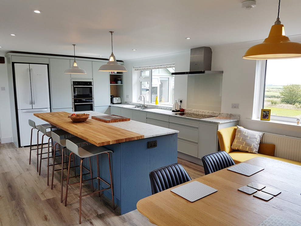 Esempio di una cucina minimal di medie dimensioni con ante lisce, ante grigie, top in laminato, pavimento in laminato e top bianco