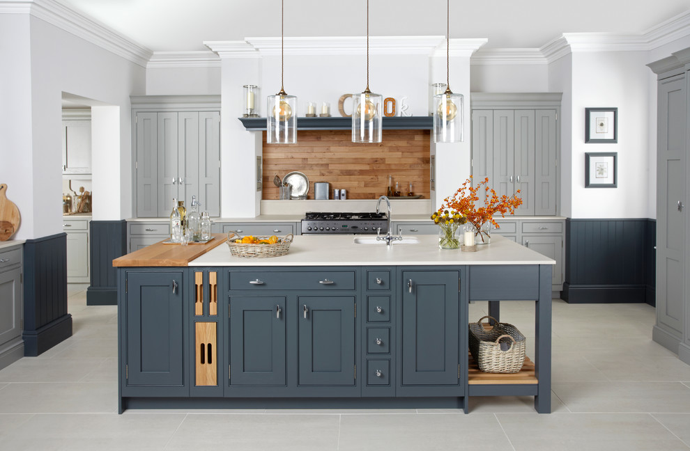 Idee per una cucina classica con lavello sottopiano, ante a filo, ante grigie, elettrodomestici in acciaio inossidabile, pavimento grigio e top bianco