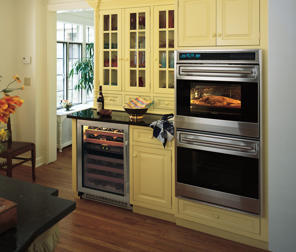 SubZero and Wolf Kitchen Appliances Traditional Kitchen Los