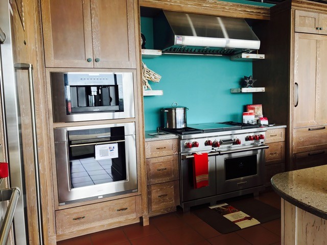 Diseño de cocina comedor contemporánea con encimera de granito, salpicadero azul, electrodomésticos de acero inoxidable y una isla