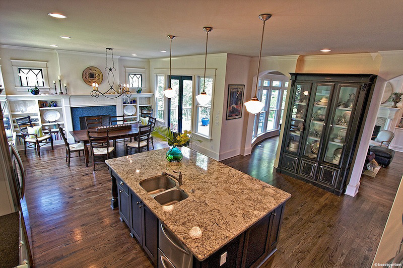 Cette photo montre une grande cuisine ouverte craftsman en L avec un plan de travail en granite et îlot.