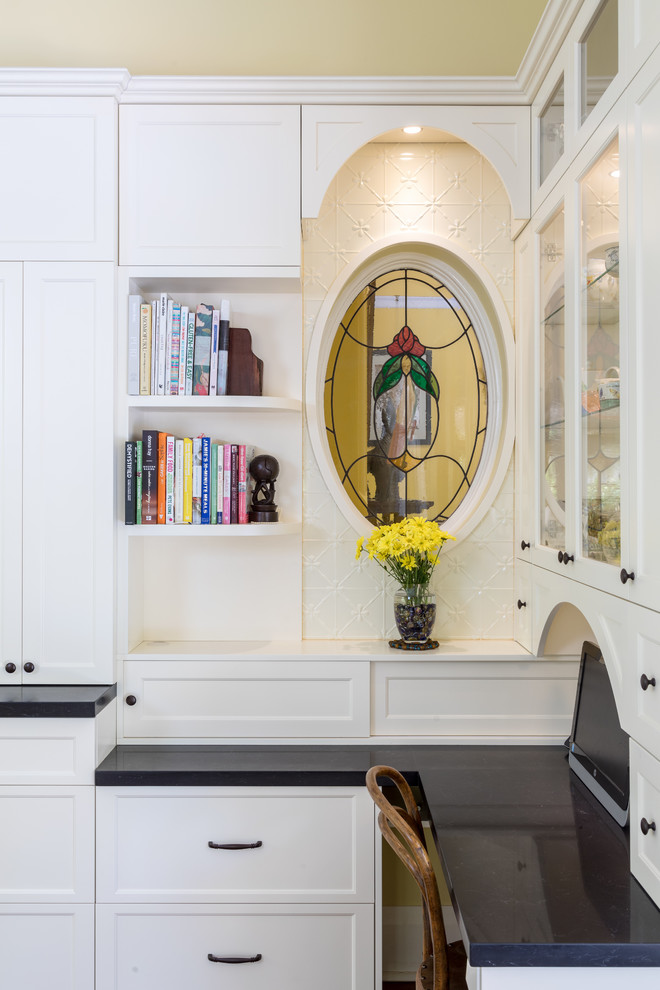 Klassische Küche mit Schrankfronten im Shaker-Stil, beigen Schränken, Quarzwerkstein-Arbeitsplatte, Küchenrückwand in Weiß und schwarzer Arbeitsplatte in Perth