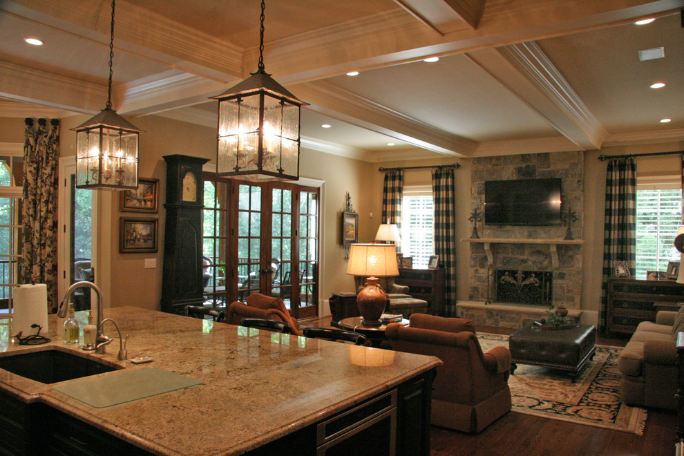 Große Klassische Küche in L-Form mit Unterbauwaschbecken, Granit-Arbeitsplatte, Küchengeräten aus Edelstahl und dunklem Holzboden in Atlanta